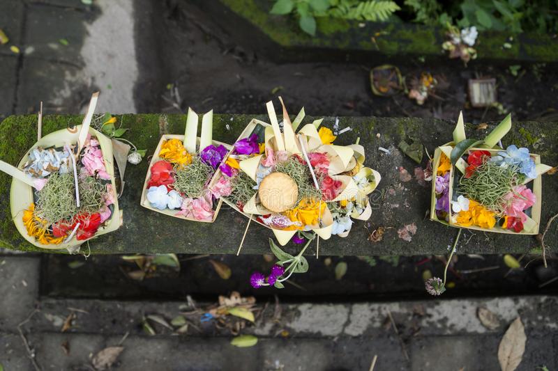 ofrendas tradicionales del balinese en una cesta ubud bali indonesia 99372941
