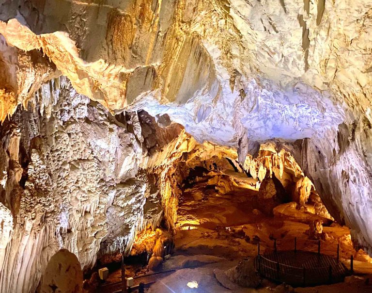 El interior de Lang Cave