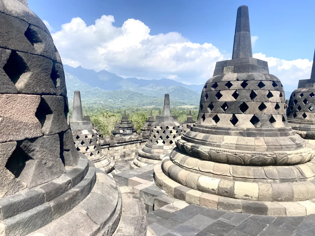 Estupas en forma de campana del templo Borobudur
