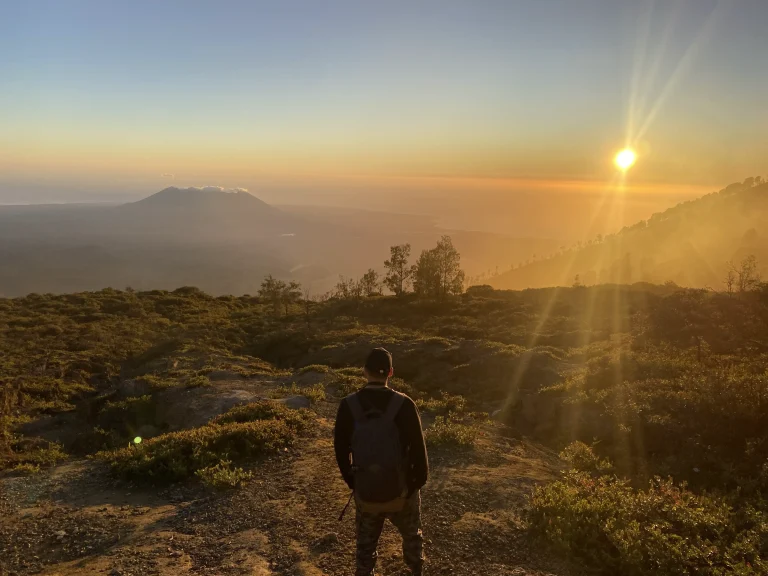 Amanecer en el volcán Ijen de Indonesia