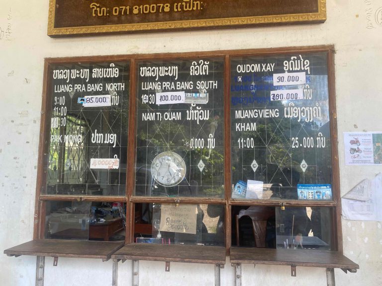 Estación de mini van y buses de Nong Khiaw