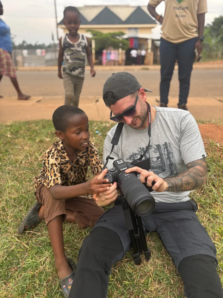 mati con cámara en uganda